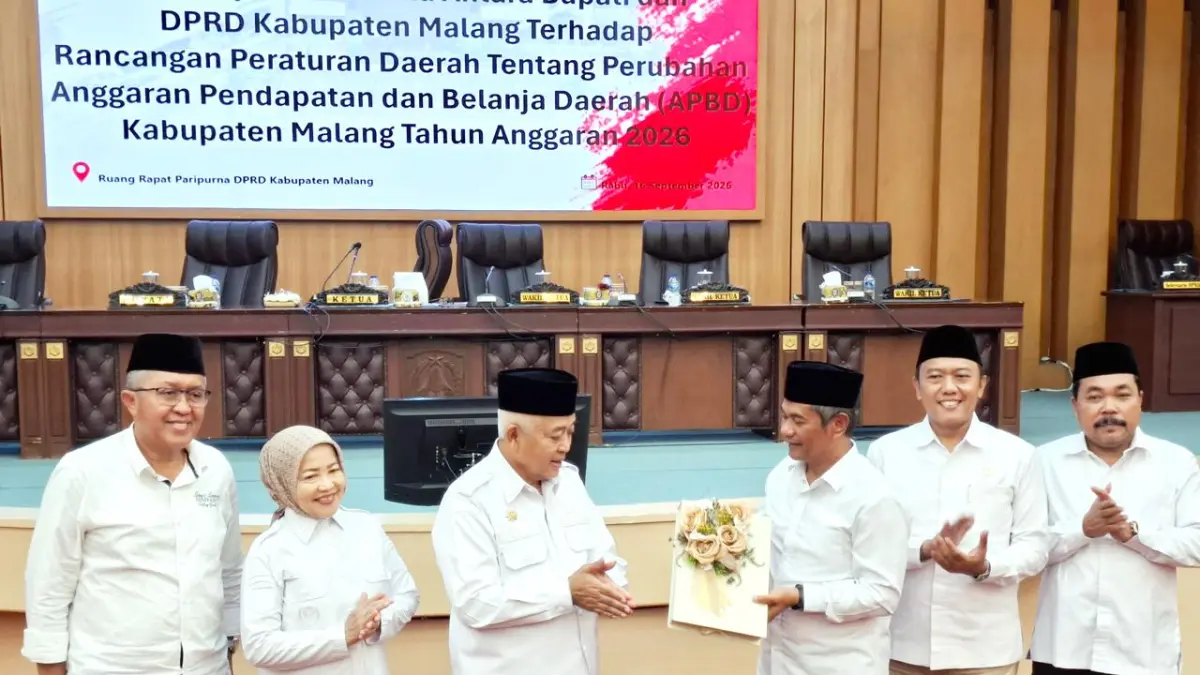 BAHAS ANGGARAN: Bupati Malang H M. Sanusi (tiga dari kiri) menerima dokumen dari ketua DPRD Kabupaten Malang Darmadi.