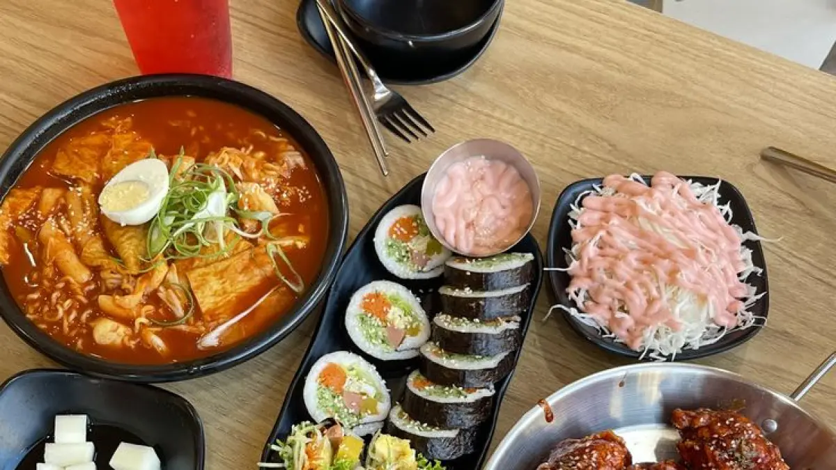 Beragam sajian kuliner Korea di Gangnam Chickin dan Chingoo Korean Food & Space, Kota Malang (sumber: pinterest @htkvi_)