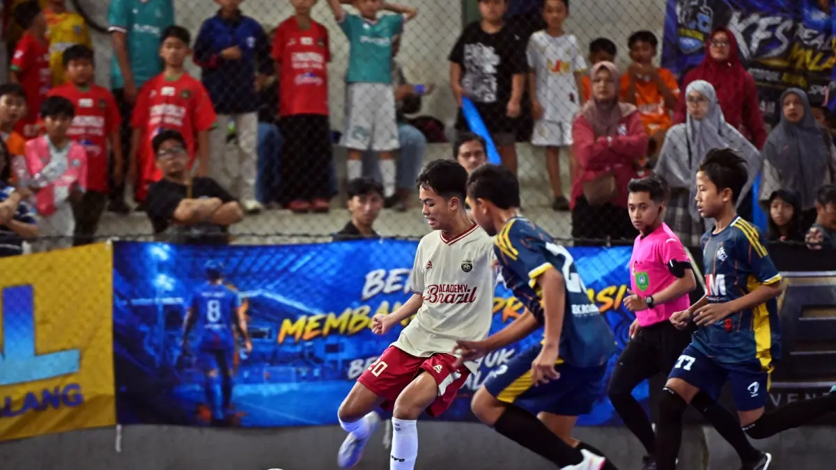 BERJALAN SENGIT: Pemain AB Frenz (kiri) berusaha membobol gawang KFS Real Malang dalam laga Partai Final KU-13 Liga AAFI Regional Malang di Lapangan SM Futsal, kemarin (20/9) (Iwan Setiawan)