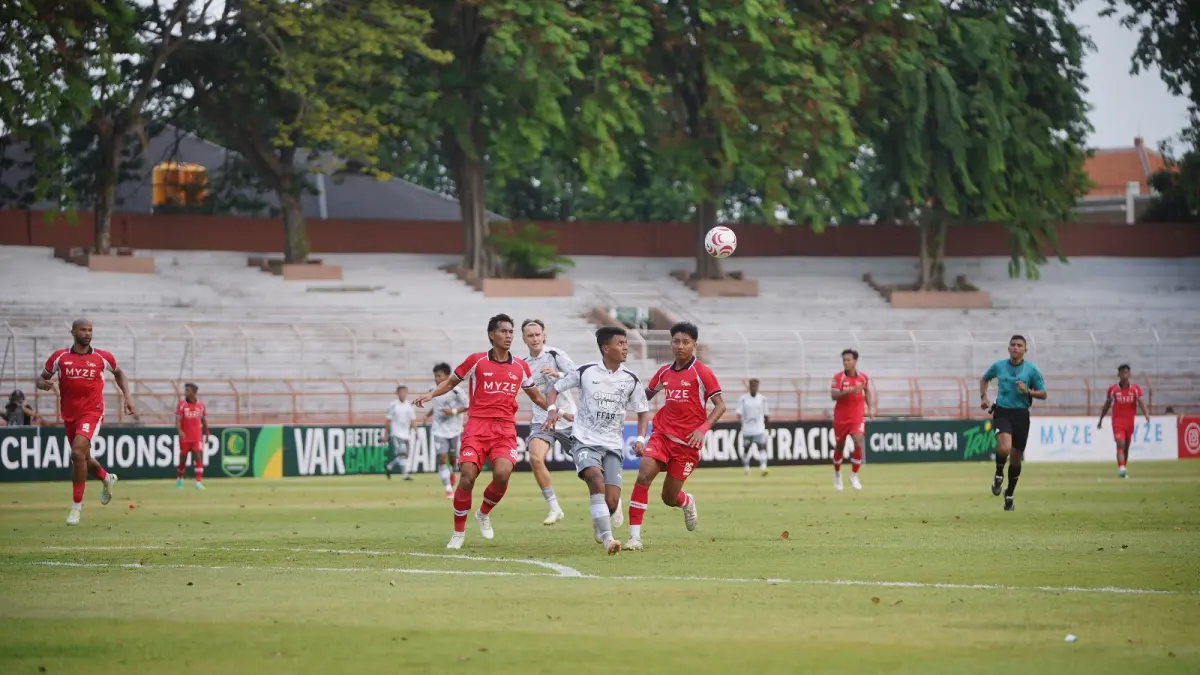FOKUS: Dedik Setiawan (tengah) mendapat pengawalan ketat dari pemain De Red FC dalam laga  Pegadaian Championship di Stadion Gelora 10 November.