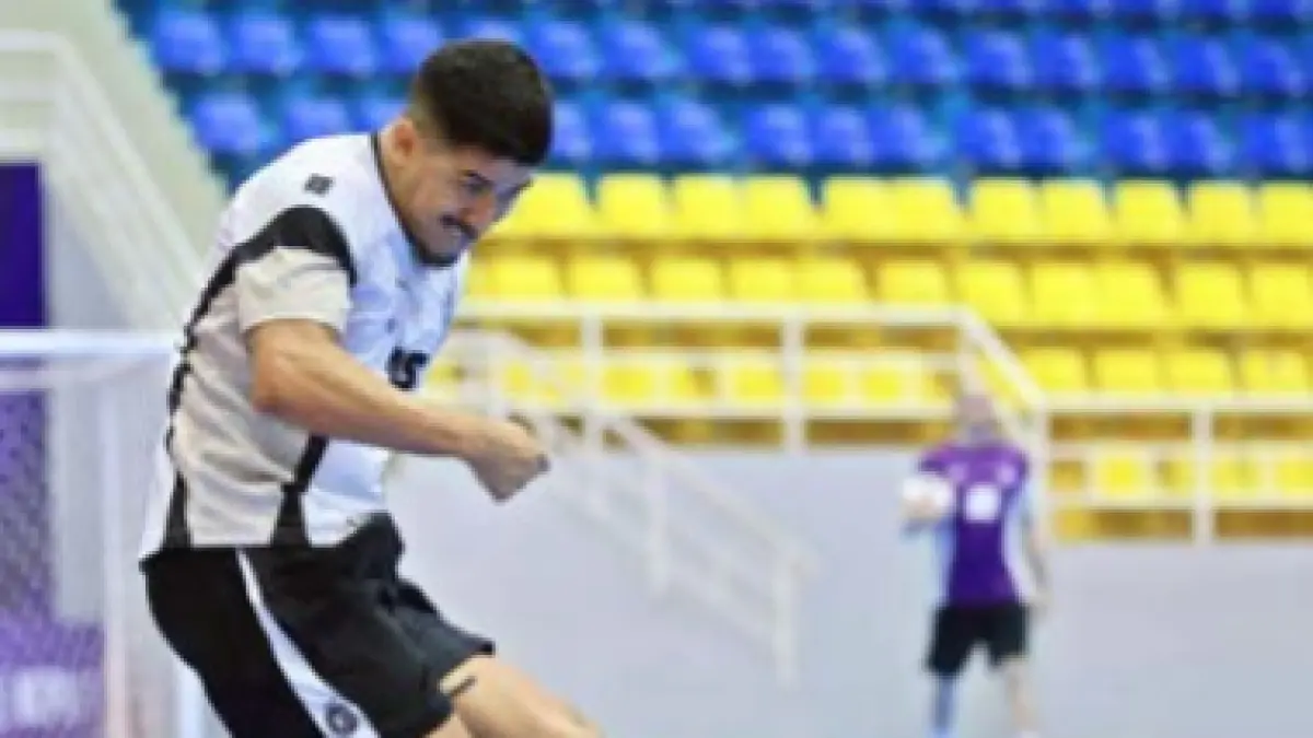 INGIN JUARA: Franklin Douglas melepaskan umpan dalam sesi official training di GOR POPKI Jakarta Timur.