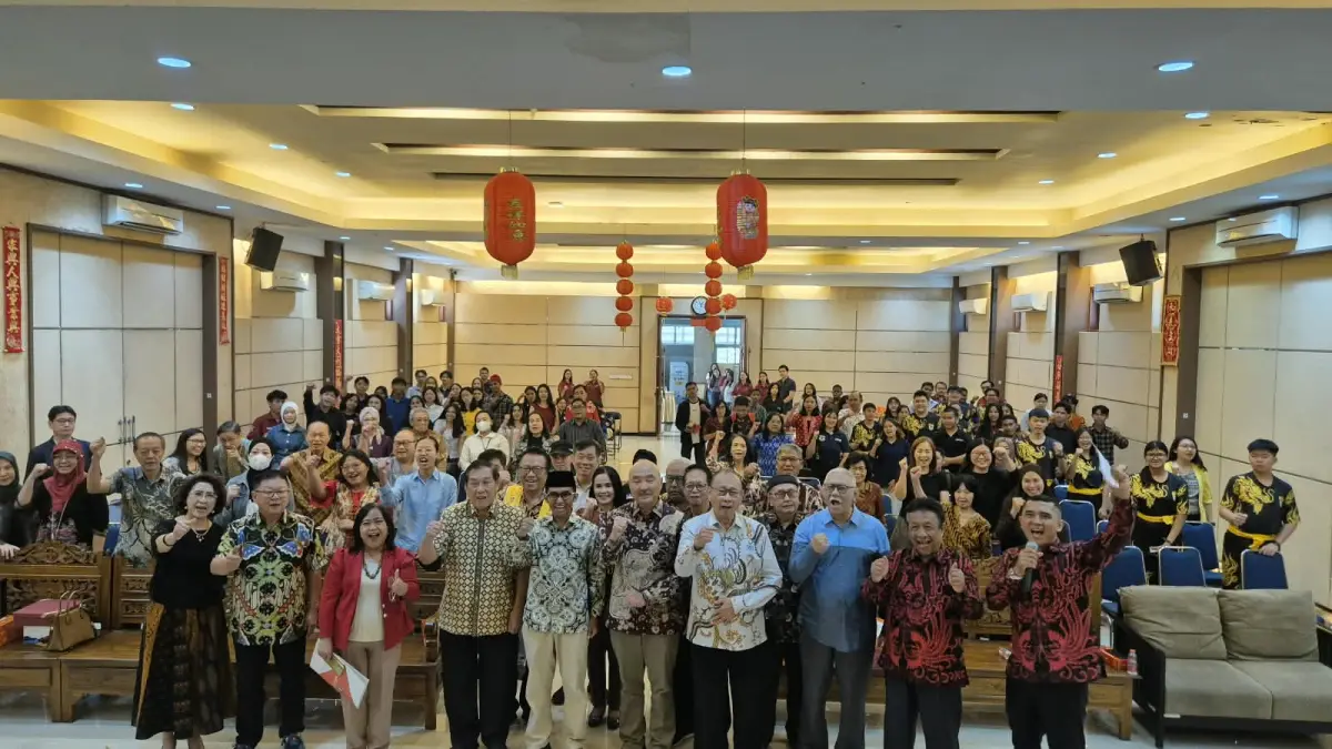 KOMPAK: Peserta Gebyar Mandarin UWK berfoto bersama, Sabtu (19/9).