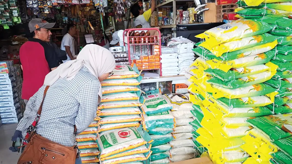 KUALITAS DIPERTANYAKAN: Beras SPHP kemasan 5 kilogram dan 10 kilogram menumpuk di toko sembako Pasar Kepanjen kemarin.