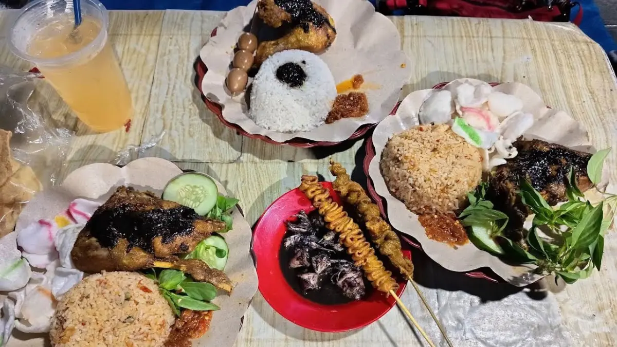 Kuliner malam di kawasan Pasar Oro-Oro Dowo, ada nasi pedas dan sop empal (sumber: maps @ Khania Ayu)