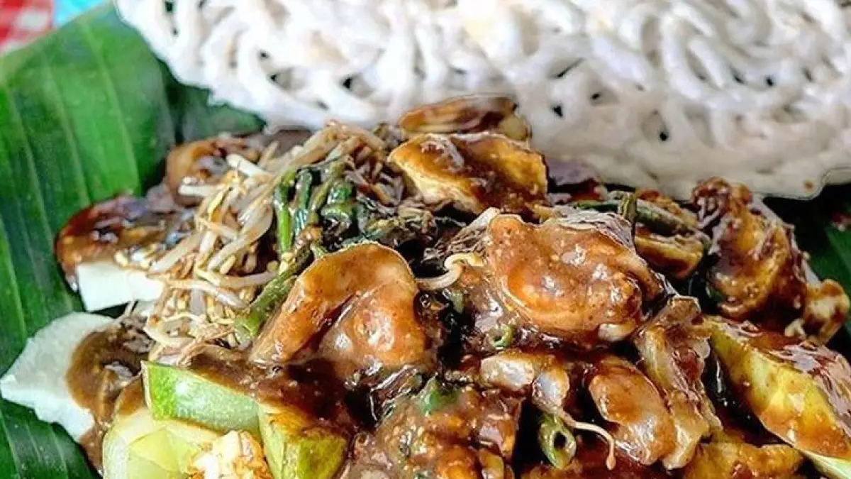 Rujak cingur menjadi salah satu kuliner khas Jawa Timur yang masih mudah ditemui di sejumlah kawasan Kota Malang (sumber: pinterest @Laabruo)
