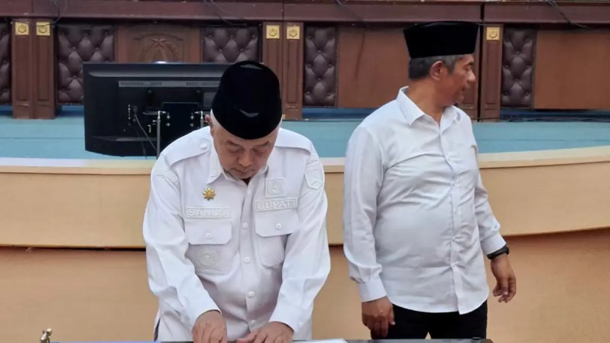 TAMBAH ANGGARAN: Bupati H M. Sanusi menandatangani dokumen rapat paripurna DPRD Kabupaten Malang. BIYAN MUDZAKY HANINDITO / RADAR KANJURUHAN.