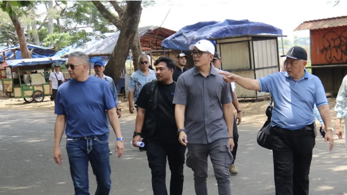 Bupati Sanusi meninjau lokasi pembangunan Alun-Alun Kepanjen bersama Iwan Budianto dan Yusrinal Fitriandi. Sumber: Pemkab Malang.