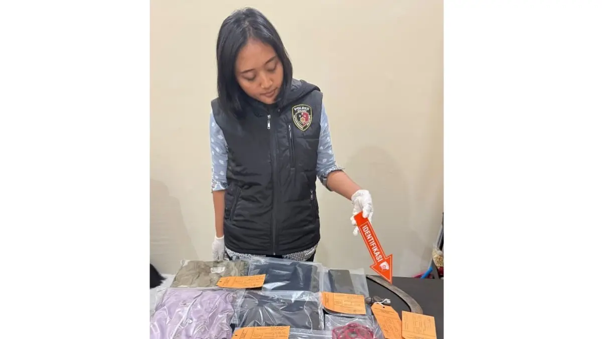 DIAMANKAN: Personel Satres PPA dan PPO Polres Malang mengamankan sejumlah barang bukti pelaku dugaan penganiayaan di Desa Karangsari, Kecamatan Bantur, pekan lalu.