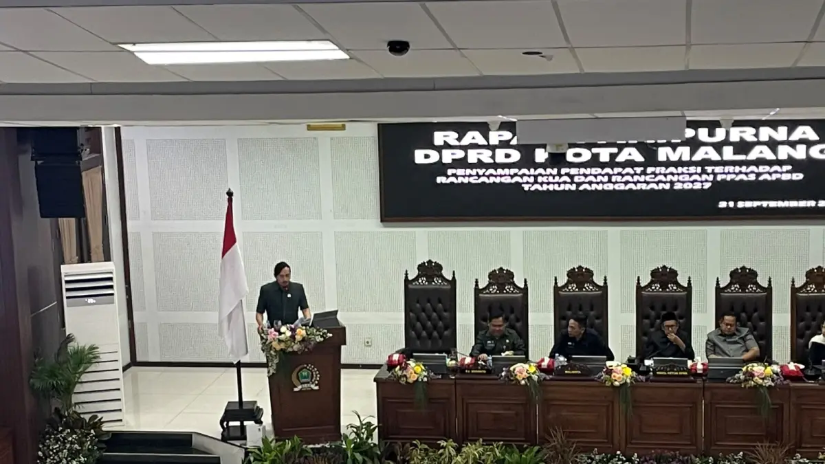 Jubir PKS Akhdiyat Syabril Ulum membacakan pandangan fraksi pada Rapat Paripurna, hari ini. (Andika Satria Perdana/Radar Malang)