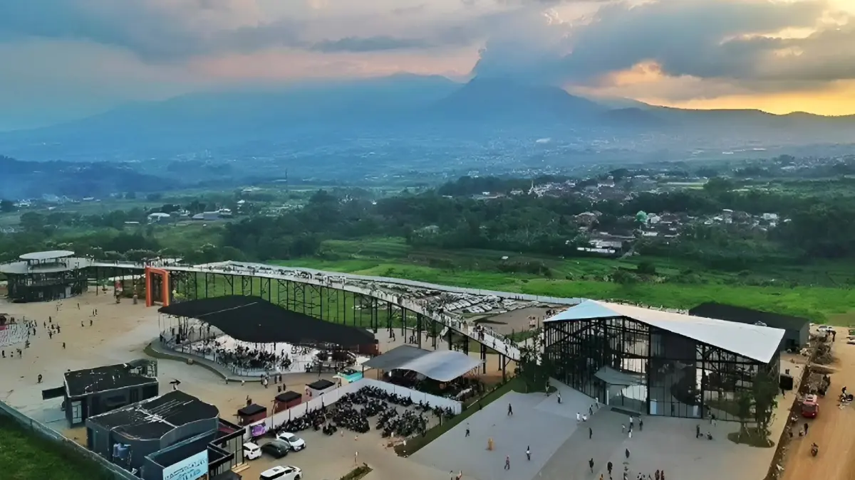 Keindahan panoroma Kota Malang dari Malang Skyland. (Pinterest/@Zahry Rahman)