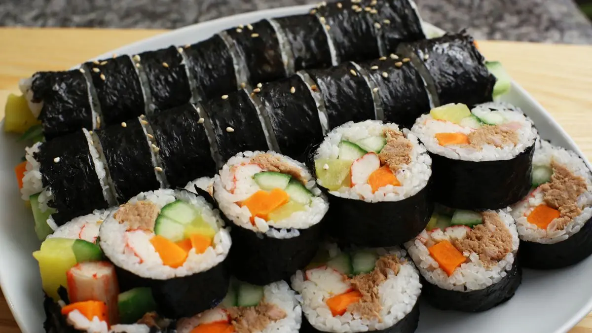Kimbab dengan isian khas Korea yang disajikan sebagai salah satu menu andalan di Kirin Kimbap dan Chefkim (sumber: pinterest @Tiffany_ 티파니 ♛)