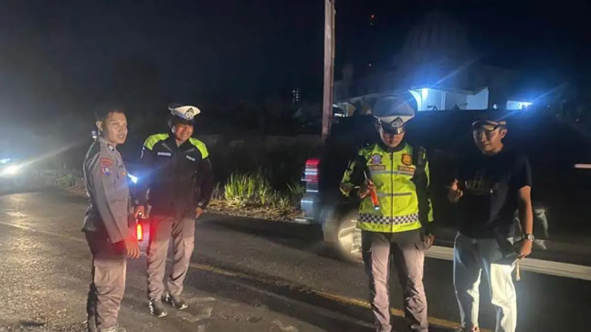LAKA MAUT: Polisi melakukan olah TKP laka lantas yang melibatkan Yamaha Mio dan truk Isuzu Box di Jalan Raya Desa Jatiguwi, Kecamatan Sumberpucung, Sabtu (19/9) malam.