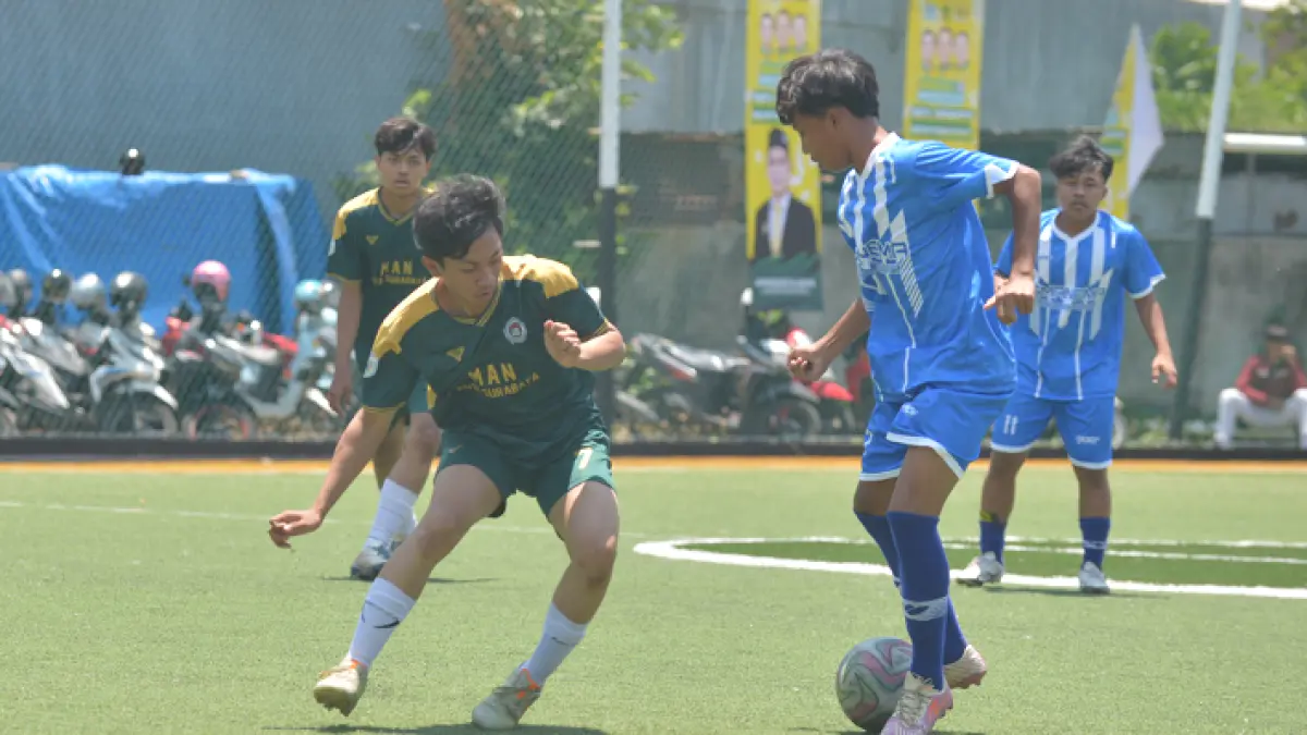 NGEYEL: Tim SMAN 1 Manyar (biru) berhasil mengalahkan tim dari MAN Surabaya di babak penyisihan. (foto ANDY SATRIA/RADAR SURABAYA)