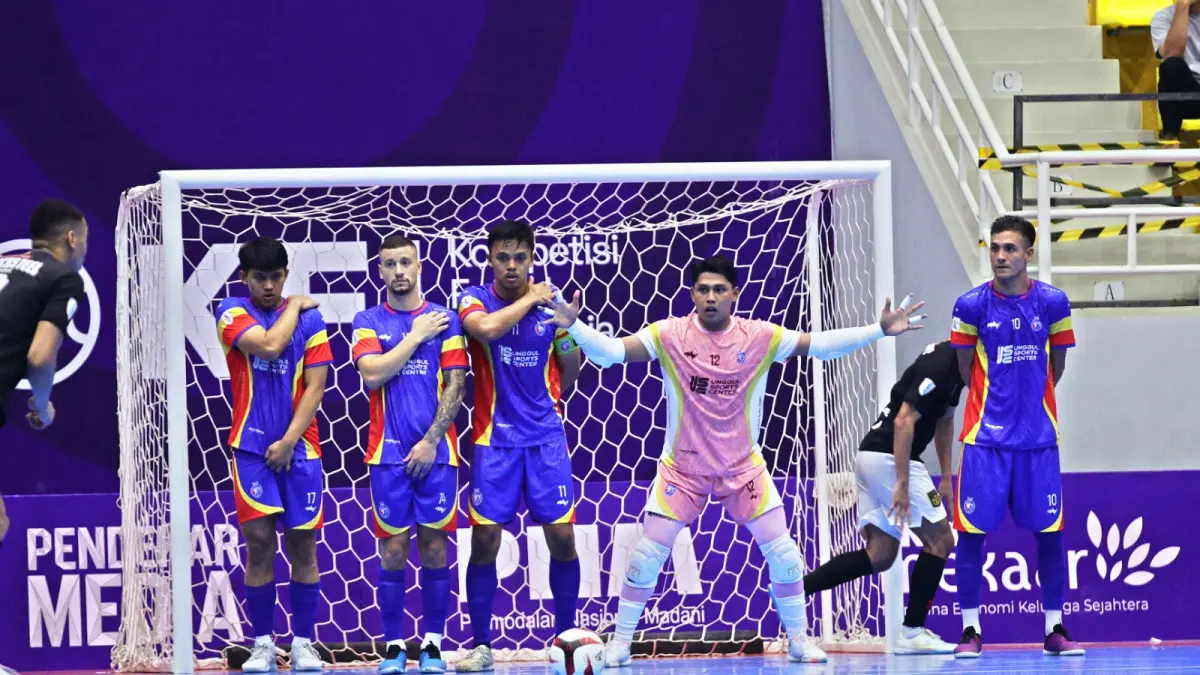 SOLID: Para pemain Unggul FC Malang membuat pagar betis untuk menghalau tendangan bebas lawan dalam laga Super Cup 2026.