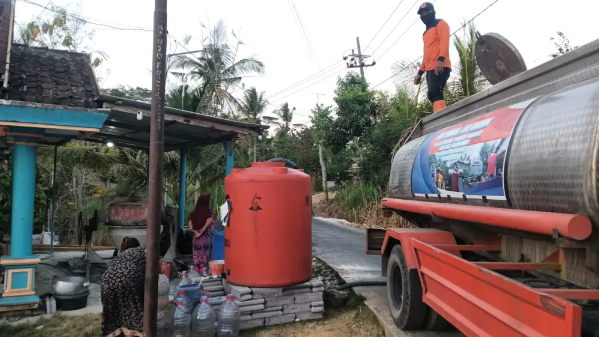 DROPPING AIR: Armada BPBD Kabupaten Malang memasok air bersih di desa terdampak.