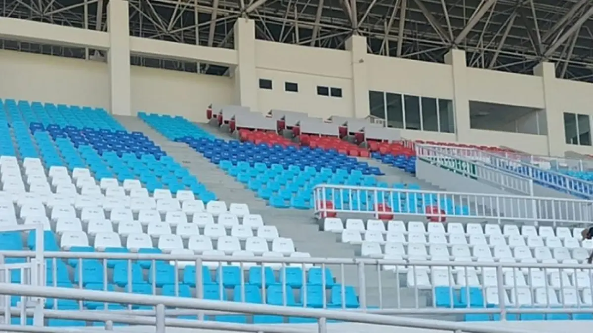 FASILITAS OLAHRAGA: Para pekerja memperbaiki area tribun Stadion Kanjuruhan, Desa Kedungpedaringan, Kecamatan Kepanjen.