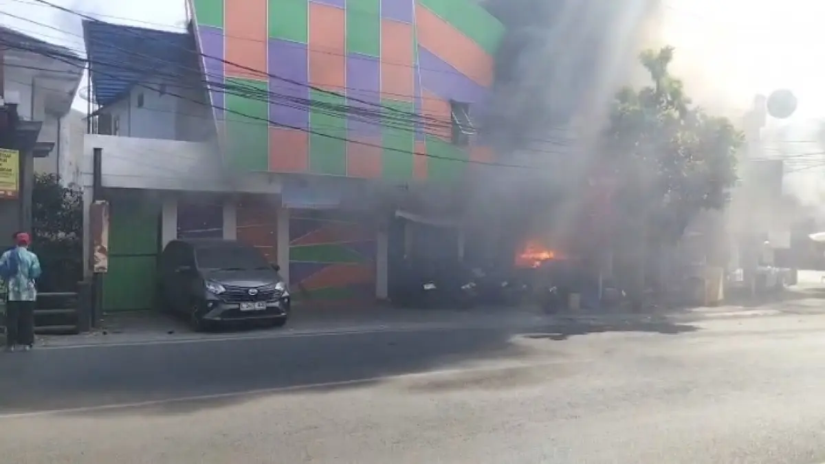 Kebakaran melanda sebuah toko kelontong di Jalan Galunggung, Selasa (22/9). (Budi Nofianto/Radar Malang)