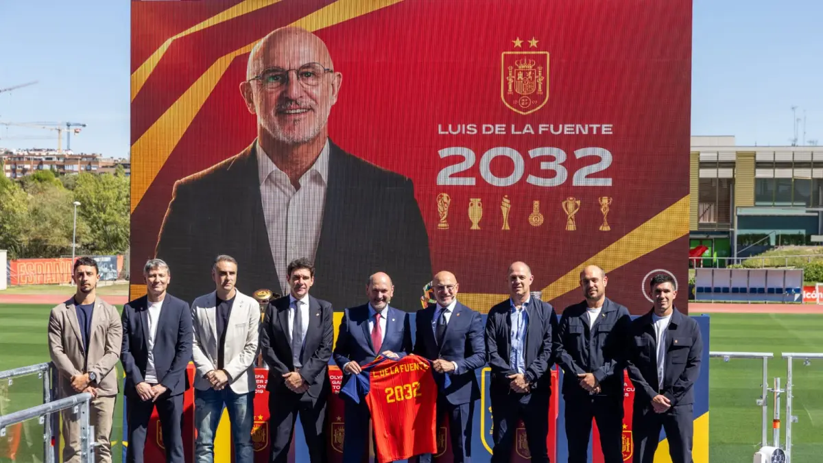 Luis de la Fuente resmi memperpanjang kontraknya hingga 2032. Sumber: X/@rfef