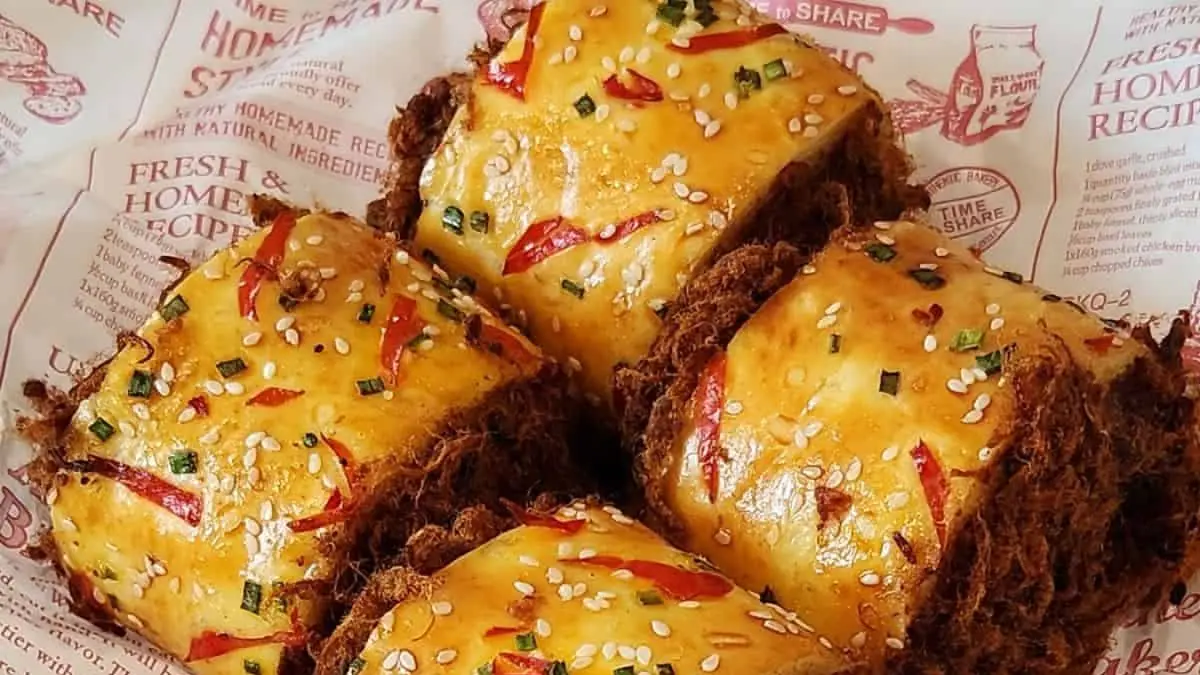 Roti abon dengan perpaduan tekstur lembut dan rasa gurih, cocok menjadi camilan savory (sumber: pinterest @Butter Joy | Claudia Syanny)