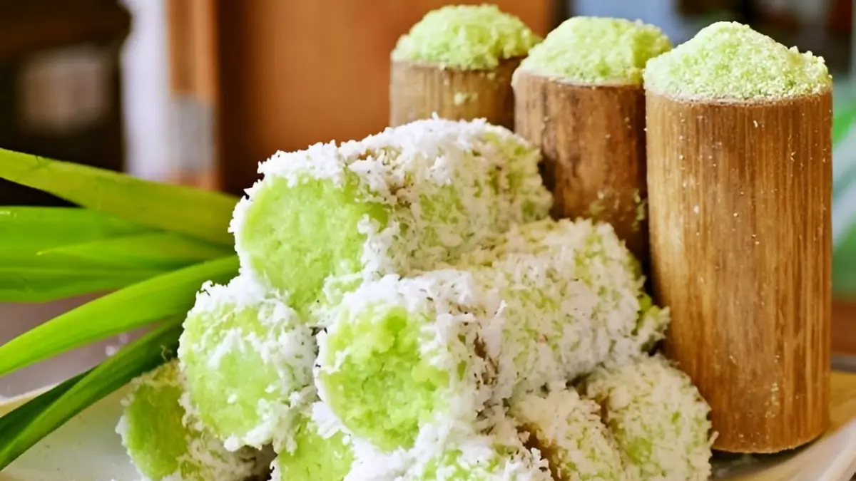 Salah satu kuliner legendaris, yaitu puthu yang dibuat dari tepung beras, gula merah, dan parutan kelapa. (Pinterest/@Widya)