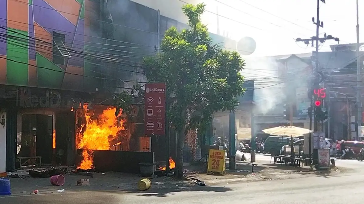 SATU KORBAN MENINGGAL: Titik api di ruko Jalan Raya Tidar Nomor 2C, Kecamatan Klojen dilaporkan mulai muncul sekitar pukul 08.30. (Budi Nofianto/Radar Malang)