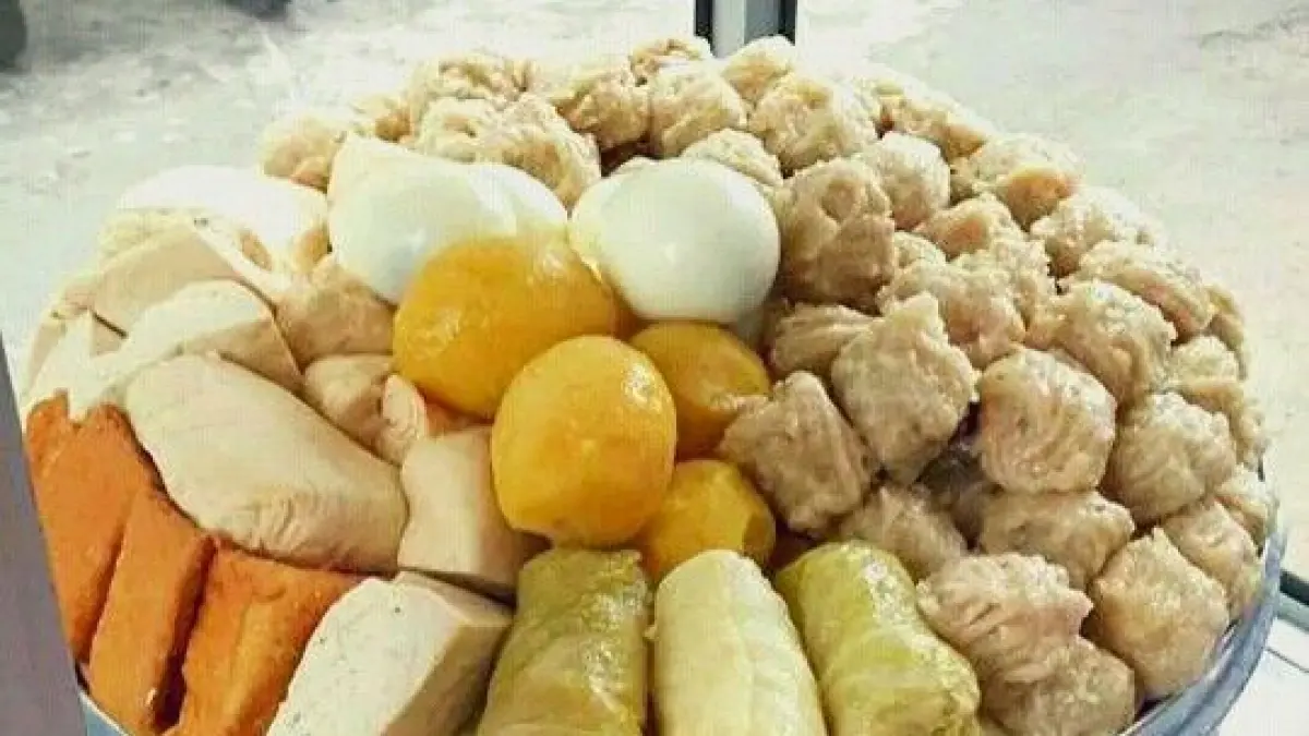 Siomay dan batagor dengan siraman bumbu kacang menjadi sajian yang ditawarkan Siomay Bandung Yes dan Siomay & Batagor Pohaci (sumber: pinterest @Rae Woelandari)