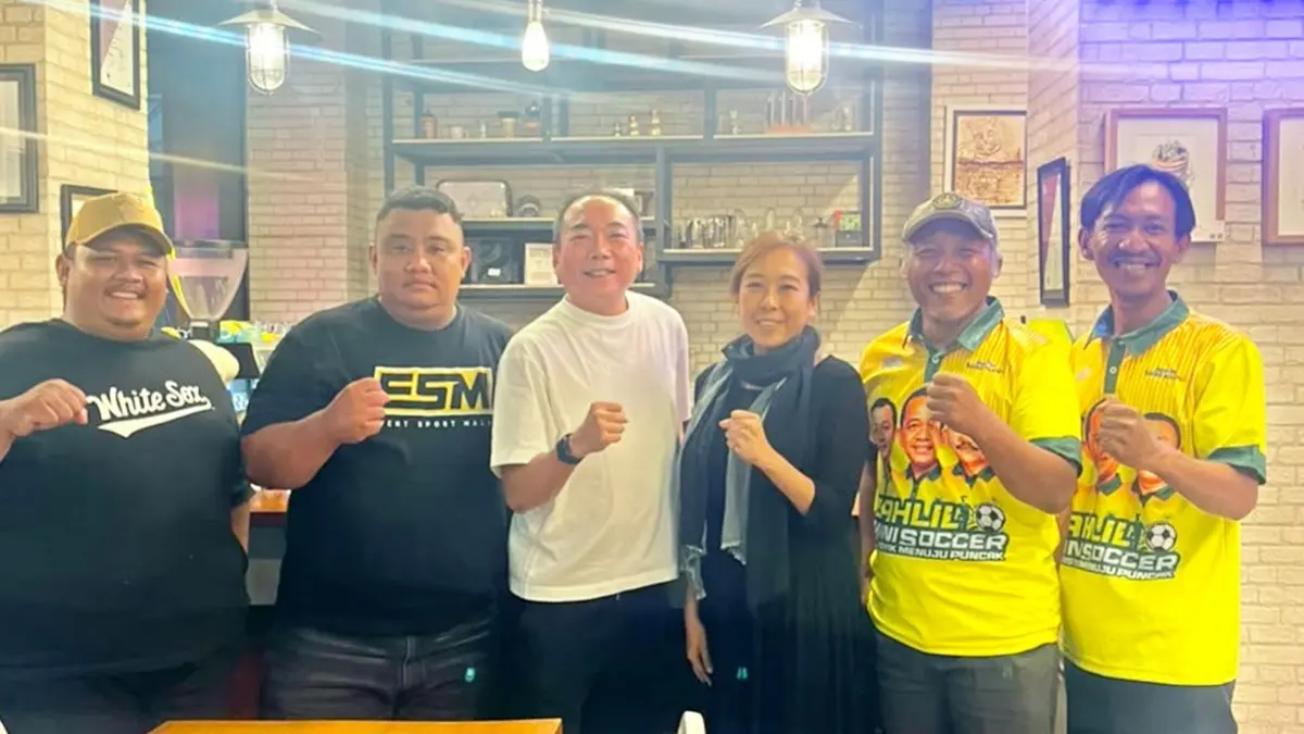 GAYENG: Ketua KSMI Jatim Johny Hartono Poernomo (tiga dari kiri) bersama Director of Business Development & Strategic Partnership KSMI Jatim Jane Permana (tiga dari kanan) seusai berdiskusi dengan Tim Jawa Pos Radar Malang dan KSMI Kota Malang. (KSMI Kota Malang For Radar Malang)