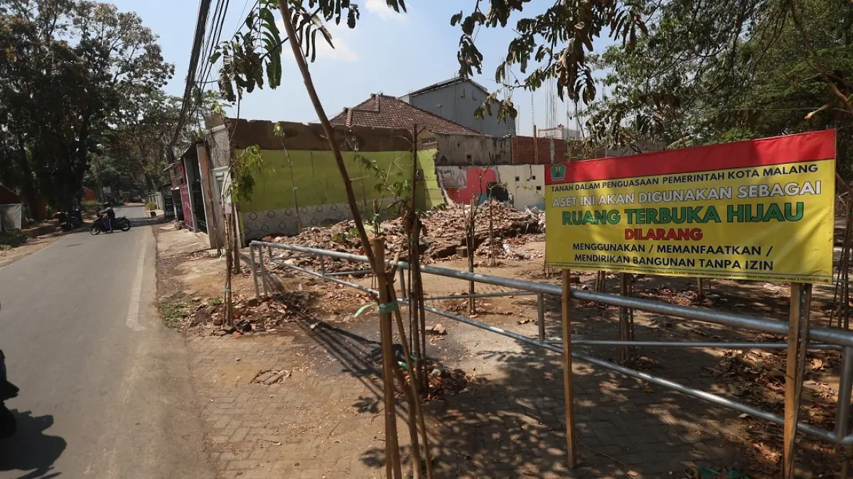 BAKAL DIAWASI: Plang penanda dipasang Pemkot Malang di depan RTH Kedungkandang. (Darmono/Radar Malang)