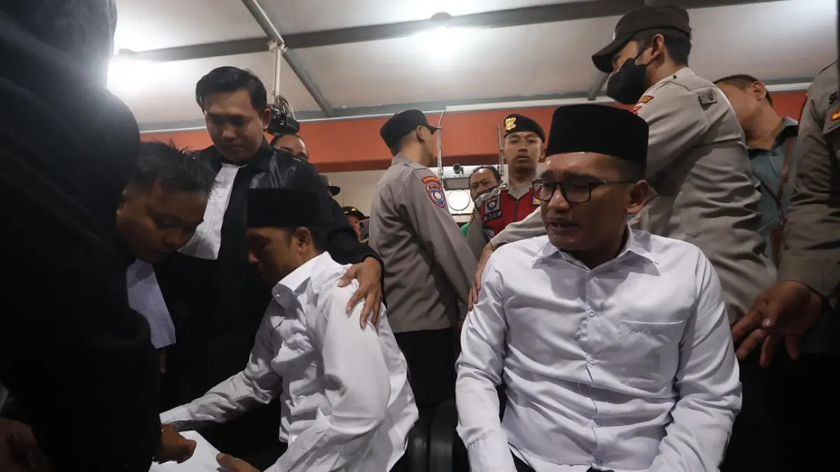 MASIH PIKIR-PIKIR: Terdakwa satu Agus Muhamad Saleman (kanan, baju putih) dan terdakwa Suyitno (kiri, baju putih) tampak emosi setelah mendengar putusan dari majelis hakim, kemarin. (Darmono/Radar Malang)