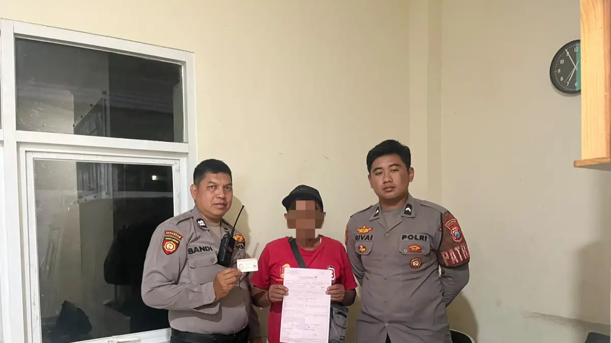 Polisi mengamankan jukir  MA, 44,  yang sempat adu argumen dengan pengendara soal karcis parkir. (Humas Polresta Malang Kota)