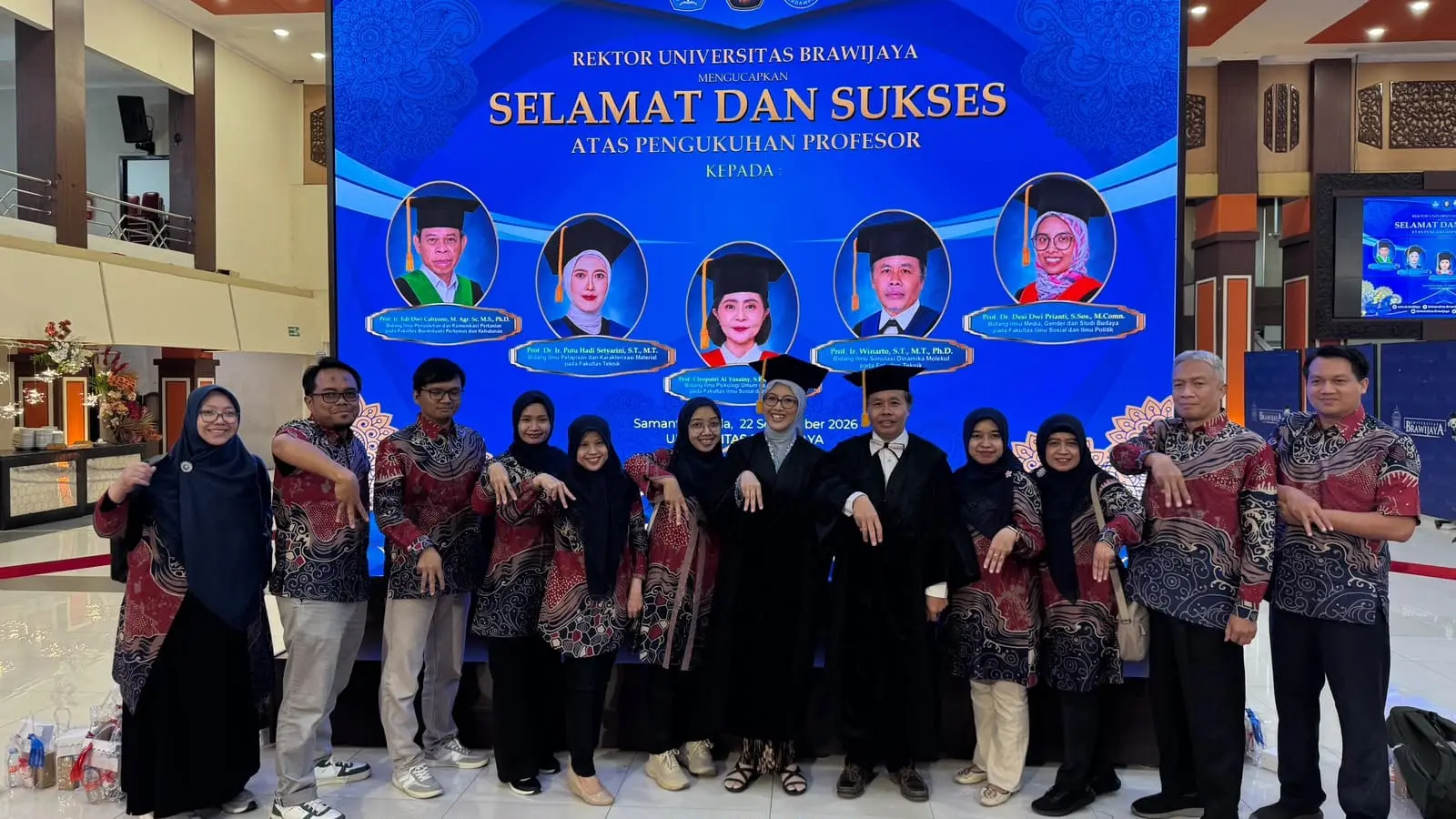 Prof Winarto bersama keluarga besar.