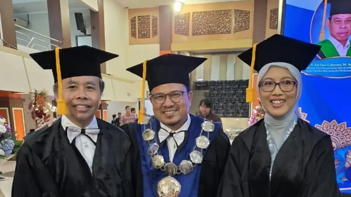 Prof Winarto (kiri) dikukuhkan sebagai Guru Besar FTUB.