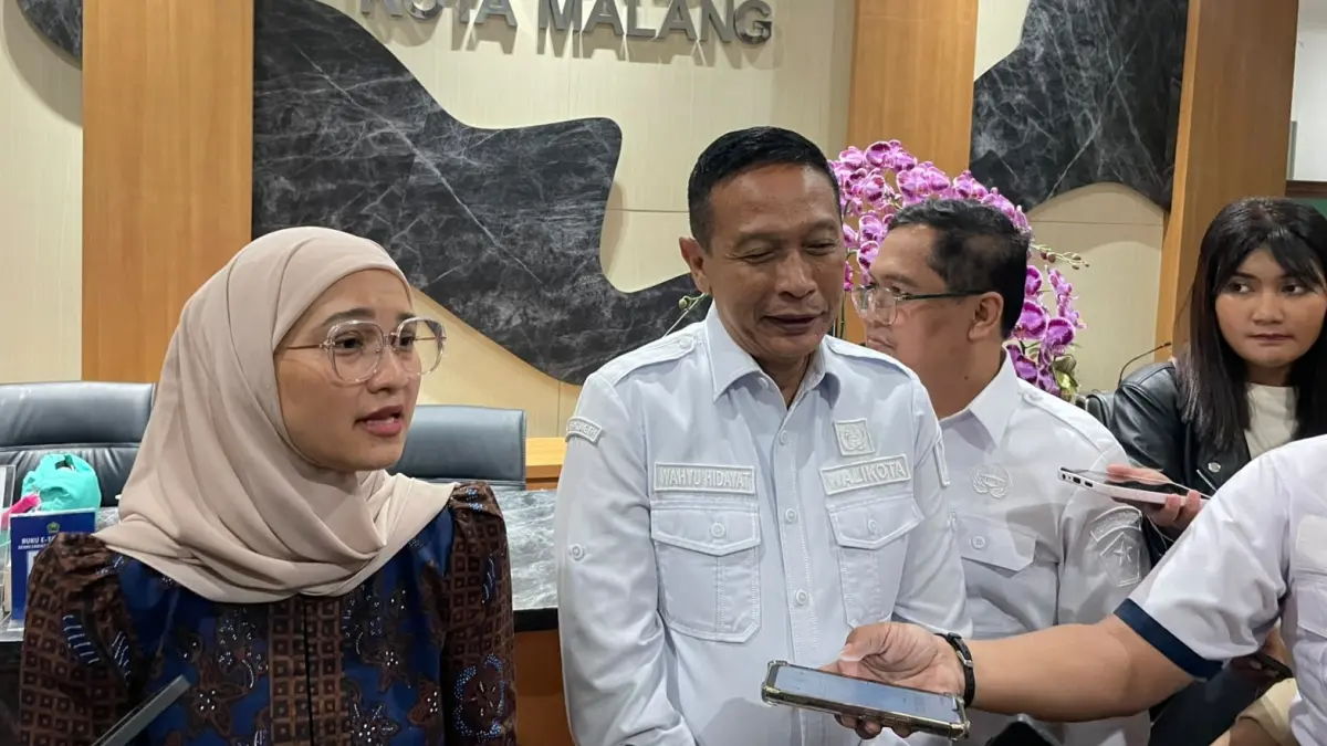 Wali Kota Malang Wahyu Hidayat dan Ketua DPRD Kota Malanh Amithya Ratnanggani memberikan keterangan kepada awak media. (Andika Satria Perdana/Radar Malang)