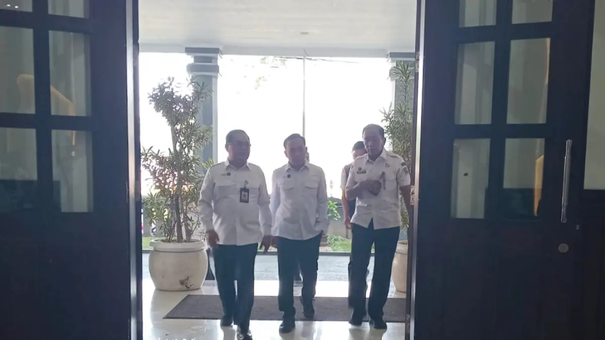 Wawali Ali Muthohirin (tengah) dan jajaran pejabat Pemkot Malang mendatangi gedung dewan, pagi ini. (Andika Satria/Radar Malang)