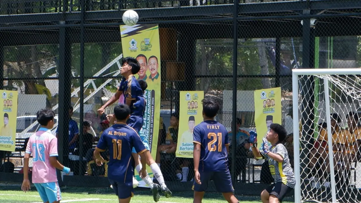 ADU KUAT: Pemain SMAN 2 Sumenep dan Pemain SMAN 2 Pamekasan berupaya menjangkau bola dalam laga 16 besar di Puri Dewata Mini Soccer, kemarin. (FAHMI JALIL/RADAR MADURA)