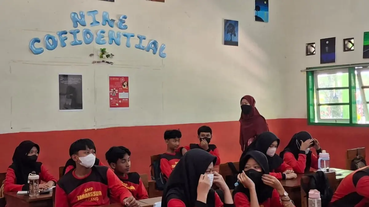 BANYAK YANG IZIN: Pelajar dan guru di SMP Taman Siswa mengenakan masker untuk mengantisipasi penularan virus. (Nabila Amelia/Radar Malang)