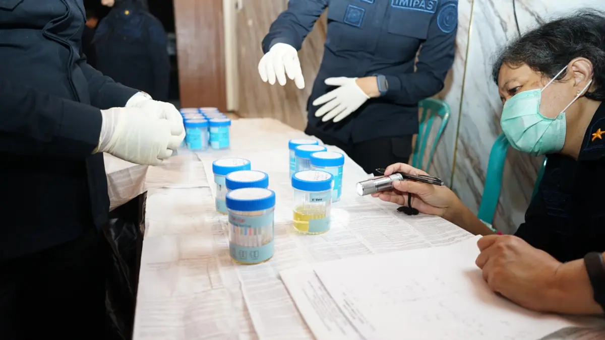 CEK URIN: Para personel Lapas Kelas IIA Perempuan Malang bersama BNN Kabupaten Malang mengecek hasil tes urin dari perwakilan petugas dan warga binaan pada Rabu (23/9). (LPP KELAS IIA MALANG FOR RADAR MALANG)