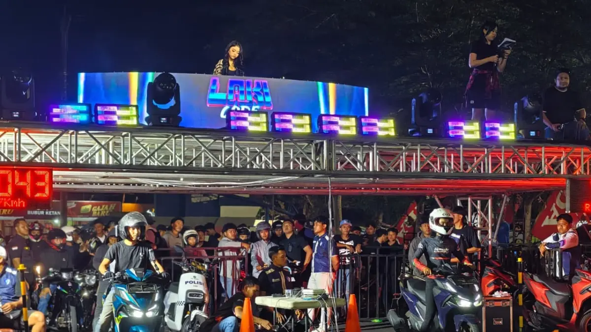 Dua peserta bersiap di garis start Fun Drag Experience Vario Time Trial dalam LAKI CODE di Halaman Stadion Kanjuruhan, Malang, Minggu (20/9) malam.