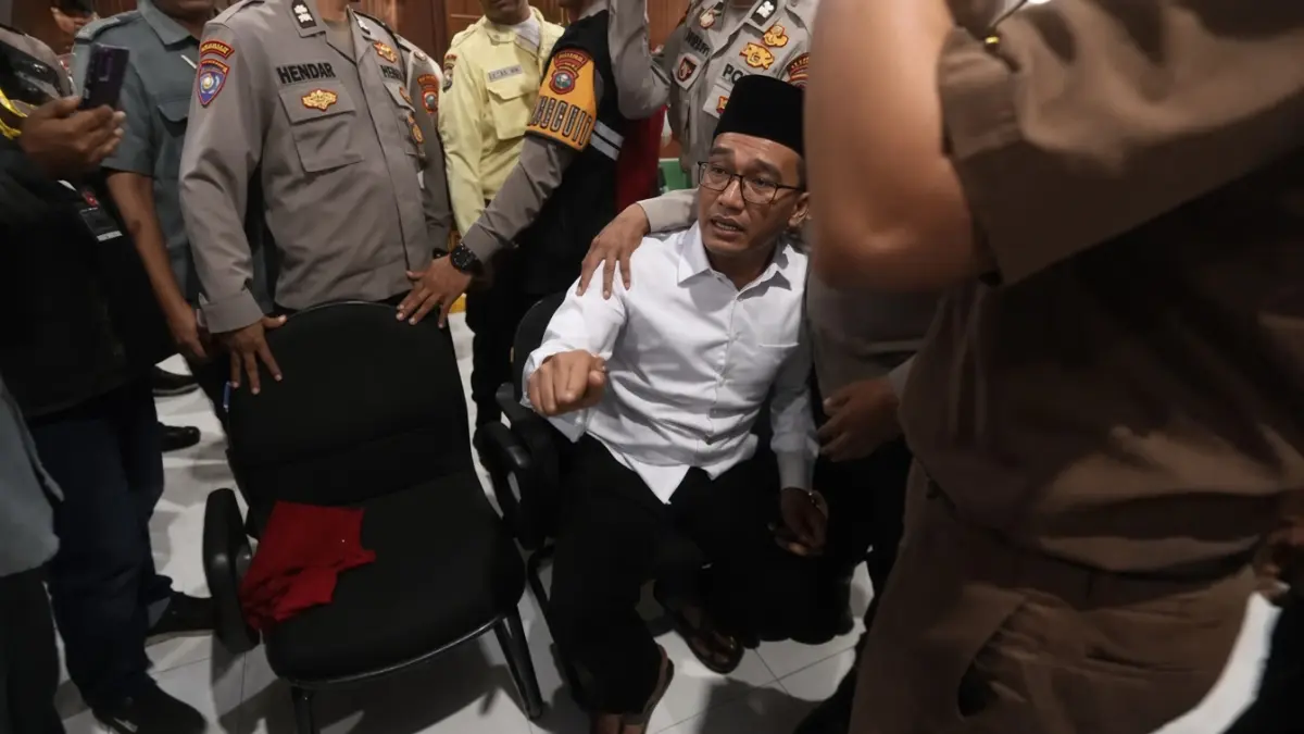 Pelaku utama pembunuhan mahasiswi UMM bereaksi setelah pembacaan vonis mati di PN Malang, Rabu (23/9) siang. (Darmono/Radar Malang)