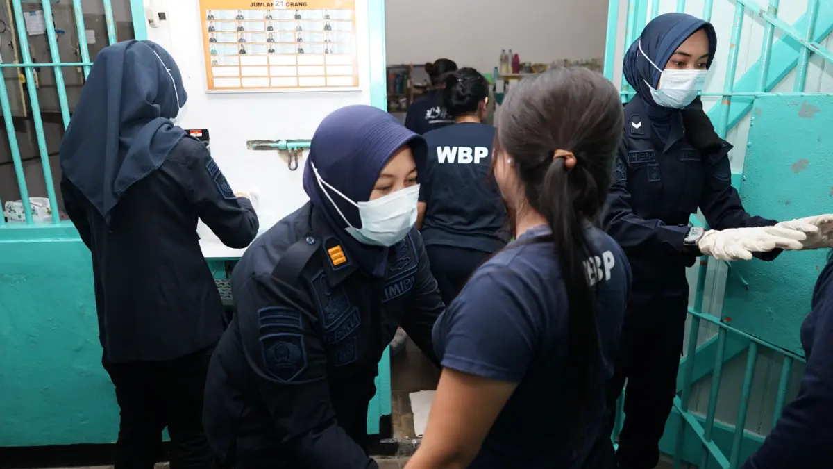 PENGGELEDAHAN: Para personel dari Lapas Kelas Perempuan Kelas IIA Malang menggeledah pada Rabu malam (23/9). (LPP KELAS IIA MALANG FOR RADAR MALANG)