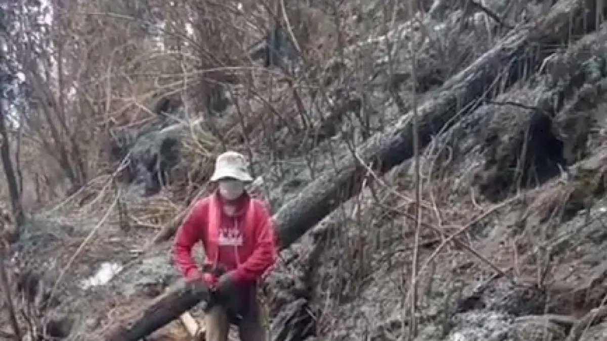 Tim memeriksa jaringan pipa penyalur air bersih di Jalur Gunung Gentong yang rusak akibat Karhutla