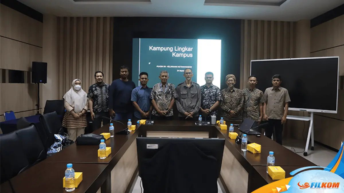 KOLABORASI: Jajaran pimpinan FILKOM UB foto bersama pihak Kelurahan Ketawanggede usai agenda konsinyering Kampung Lingkar Kampus (KLK) di FILKOM UB, Kamis (24/9).