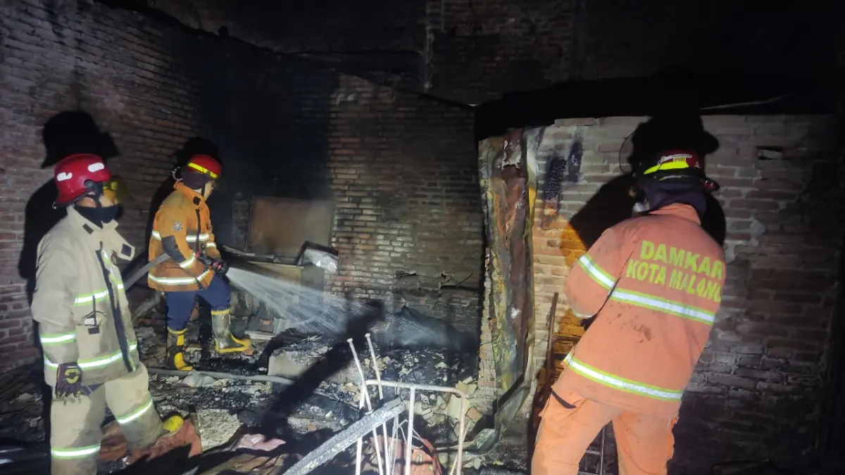 Petugas Damkar Kabupaten Malang memadamkan api di home industry tempe Merjosari. (UPT Damkar Kota Malang)