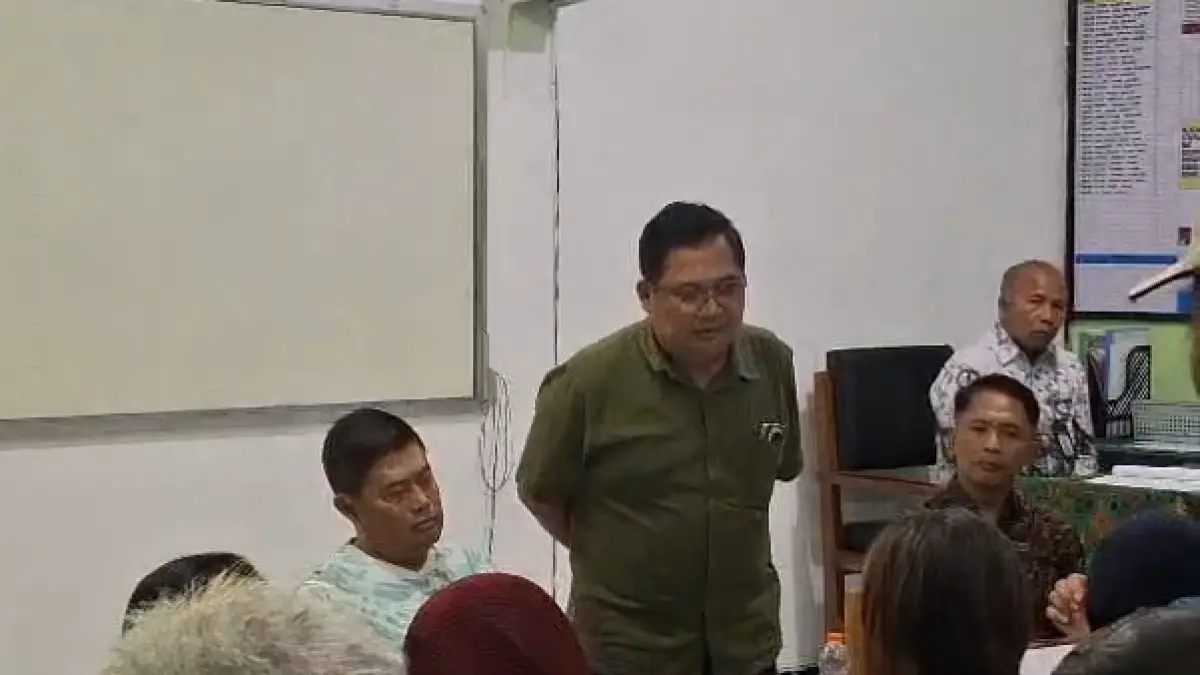 Pj Sekda Kota Malang Dandung Djulharjanto menemui orang tua siswa SMPN 18 Malang. (Nabila Amelia/Radar Malang)