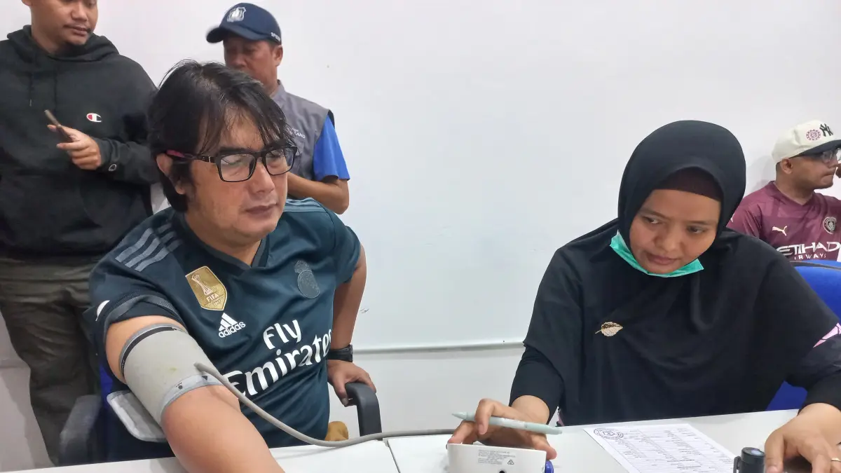 Tim nakes Puskesmas Cisadea memeriksa tensi karyawan Jawa Pos Radar Malang, Jumat (25/9). (ANTIK WIDAYA GITA ASMARA/RADAR MALANG)