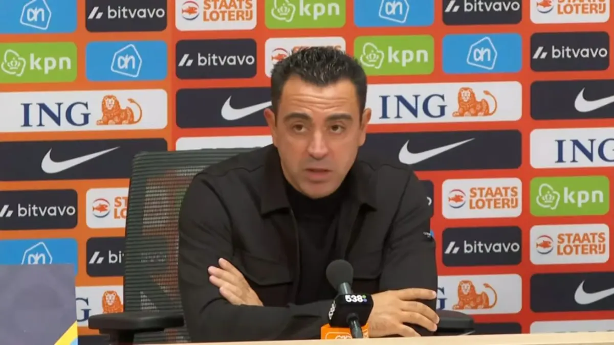 Xavi dalam sebuah konferensi pers