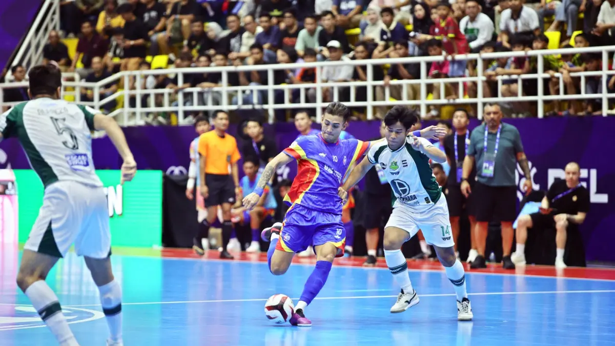 Andres Josue Teran (kiri) berusaha melepaskan tendangan ke gawang Bintang Timur Surabaya dalam laga final Super Cup 2026 di GOR POPKI, Jakarta Timur, 20 September lalu.