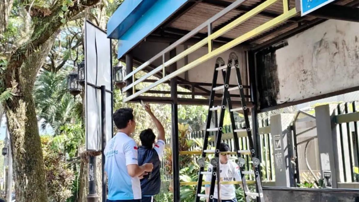 DIPOLES: Tim dari Dishub Kota Malang membersihkan Halte Sriwijaya Kertanegara, beberapa waktu lalu. (Dishub Kota Malang For Radar Malang)