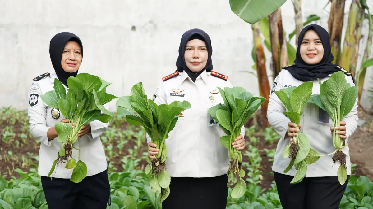 KETAHANAN PANGAN: Kepala Lembaga Pemasyarakatan Perempuan (LPP) Kelas IIA Malang&nbsp; Malang Endang Margiati bersama jajaran pejabat struktural memamerkan hasil panen sawi beberapa waktu lalu. (LPP KELAS IIA MALANG FOR RADAR MALANG)