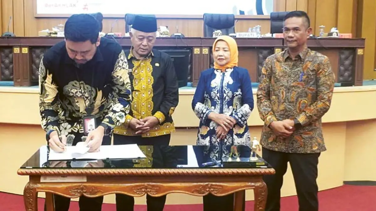 TELITI: Bupati Malang H M. Sanusi, Wabup Malang Lathifah Shohib dan Ketua DPRD Darmadi menyaksikan staf KPK memeriksa dokumen APBD 2026.